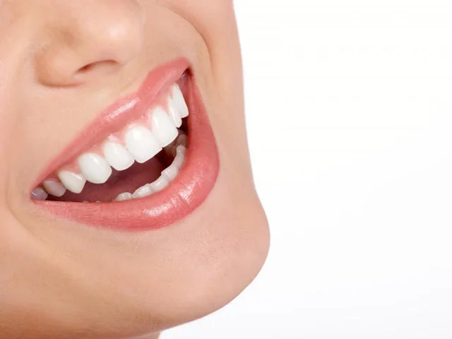 چگونه میتوانیم دندان‌های سفید و درخشان داشته باشیم؟